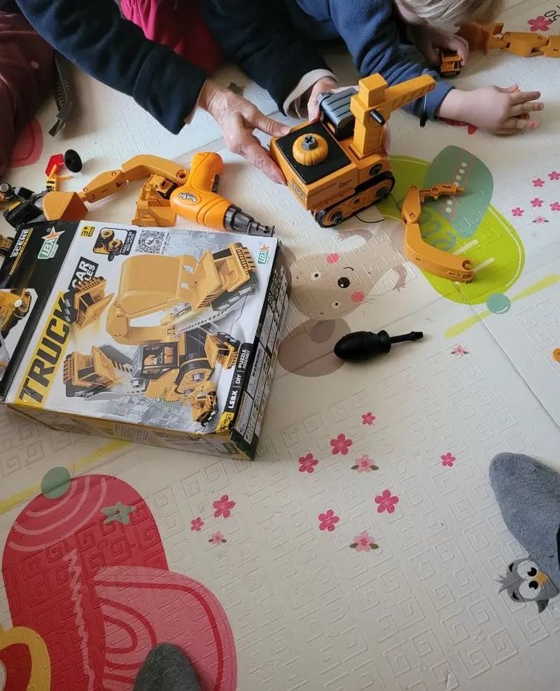 4-in-1 Kids Engineering Vehicle Assembly Toy – Boosts Creativity & Logic, Realistic Play, Electric Drill, Engineering Accessories, Safe for Ages 3+