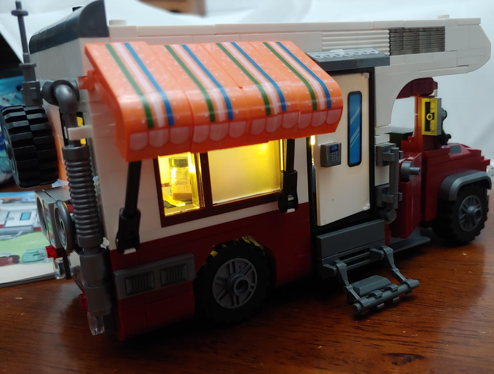 880 pcs Camping Car Toy, Camper Van Building Block Set with Mini Accessories & LED Lights, Safe for Ages 6+