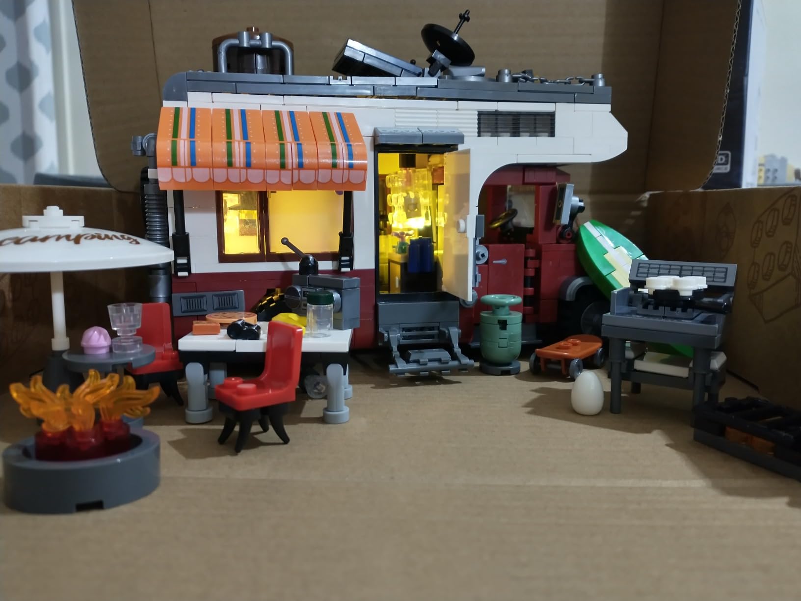 880 pcs Camping Car Toy, Camper Van Building Block Set with Mini Accessories & LED Lights, Safe for Ages 6+
