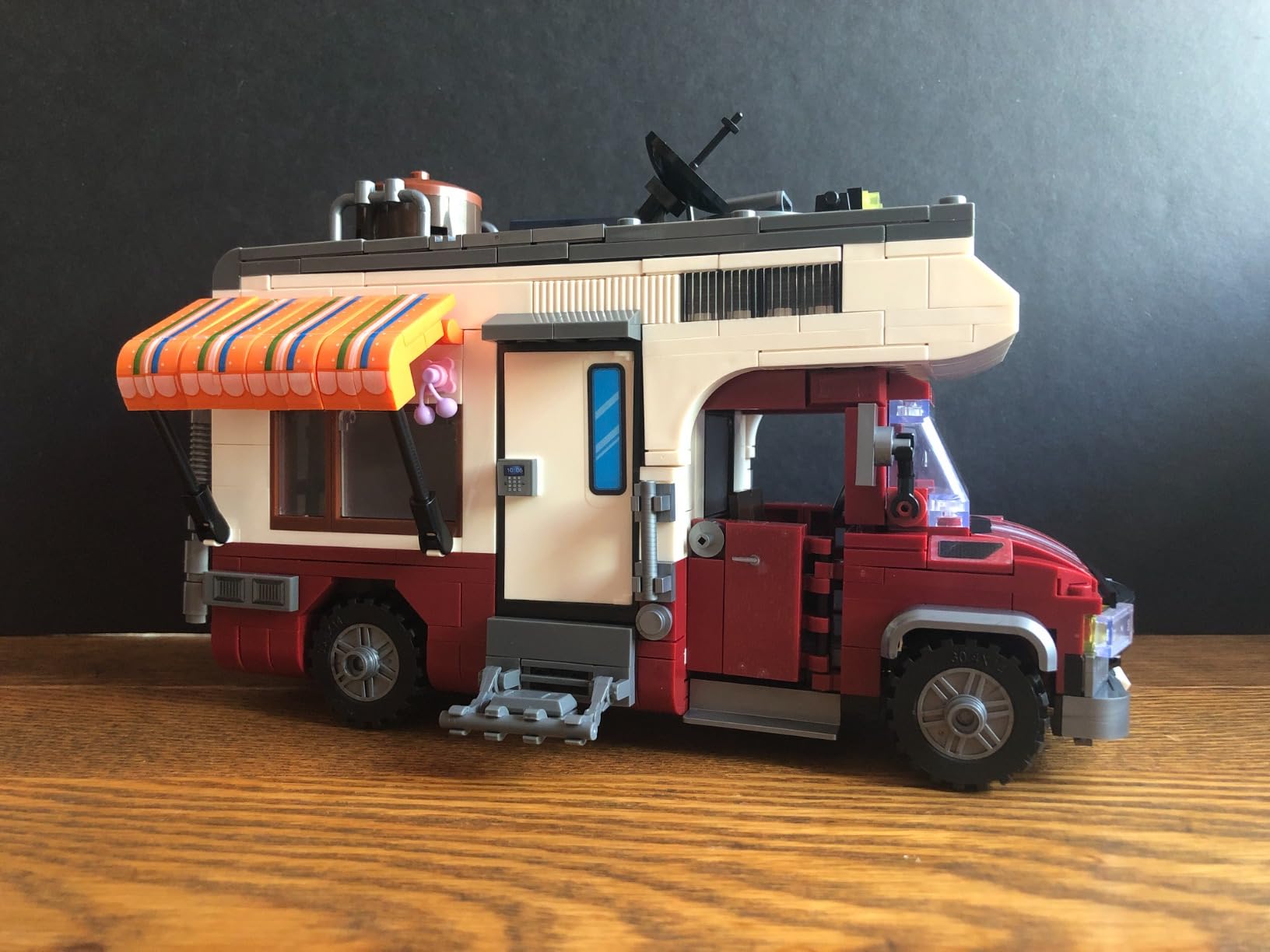 880 pcs Camping Car Toy, Camper Van Building Block Set with Mini Accessories & LED Lights, Safe for Ages 6+