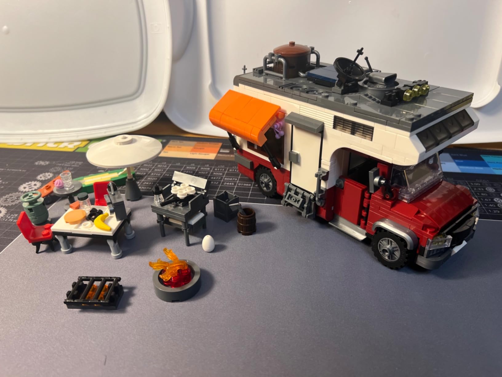 880 pcs Camping Car Toy, Camper Van Building Block Set with Mini Accessories & LED Lights, Safe for Ages 6+