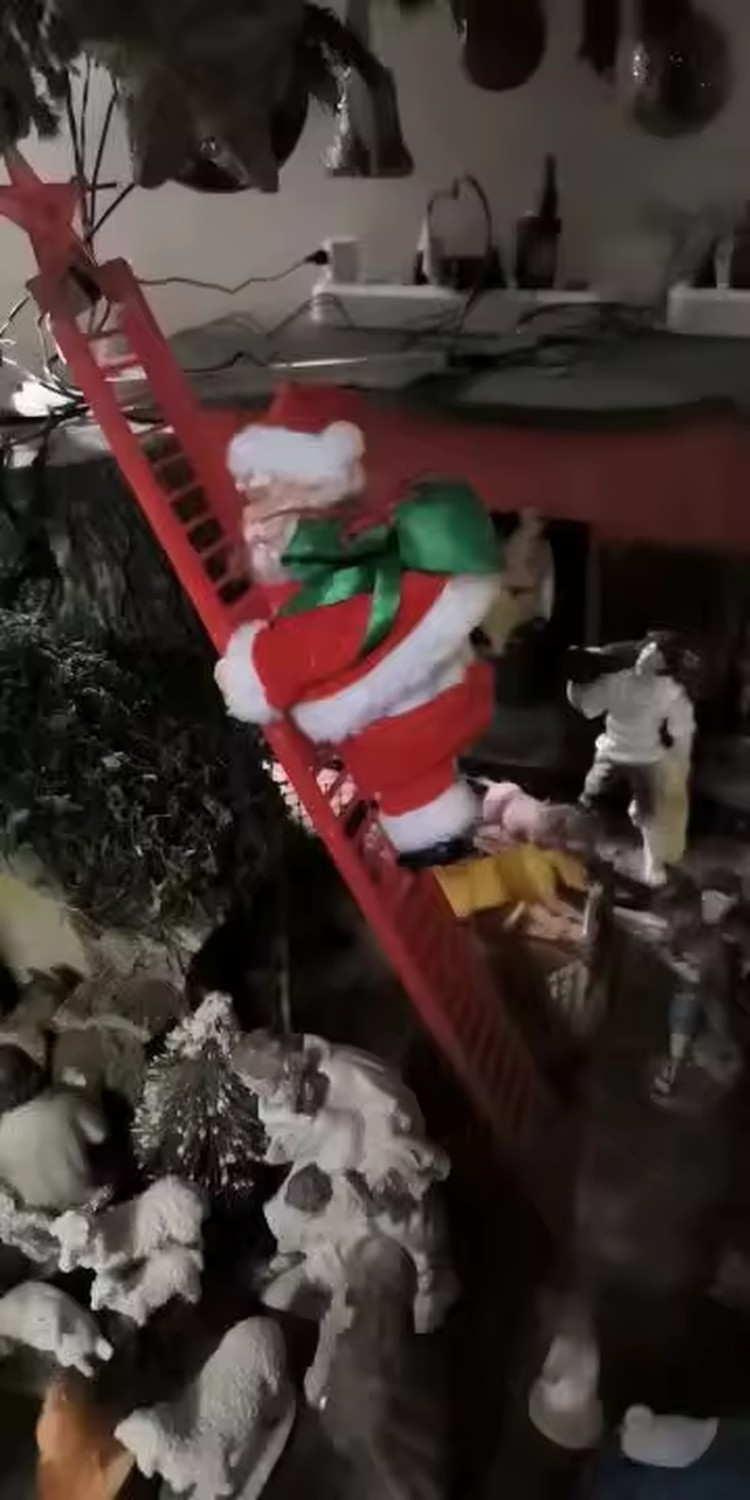 Animated Climbing Santa Christmas Decoration with LED Lights – Unique Christmas Tree Ornament
