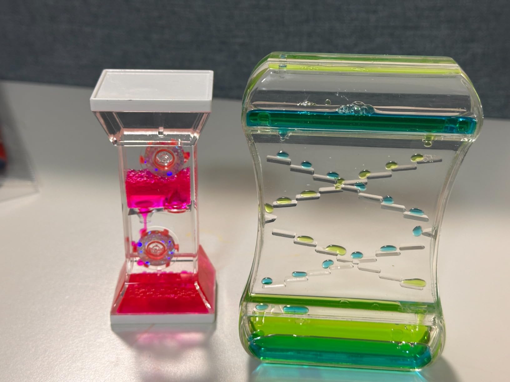 Anxiety-Relieving Toy with Smooth Motion, a Two-Color Oil Hourglass, Creative Decorative Item