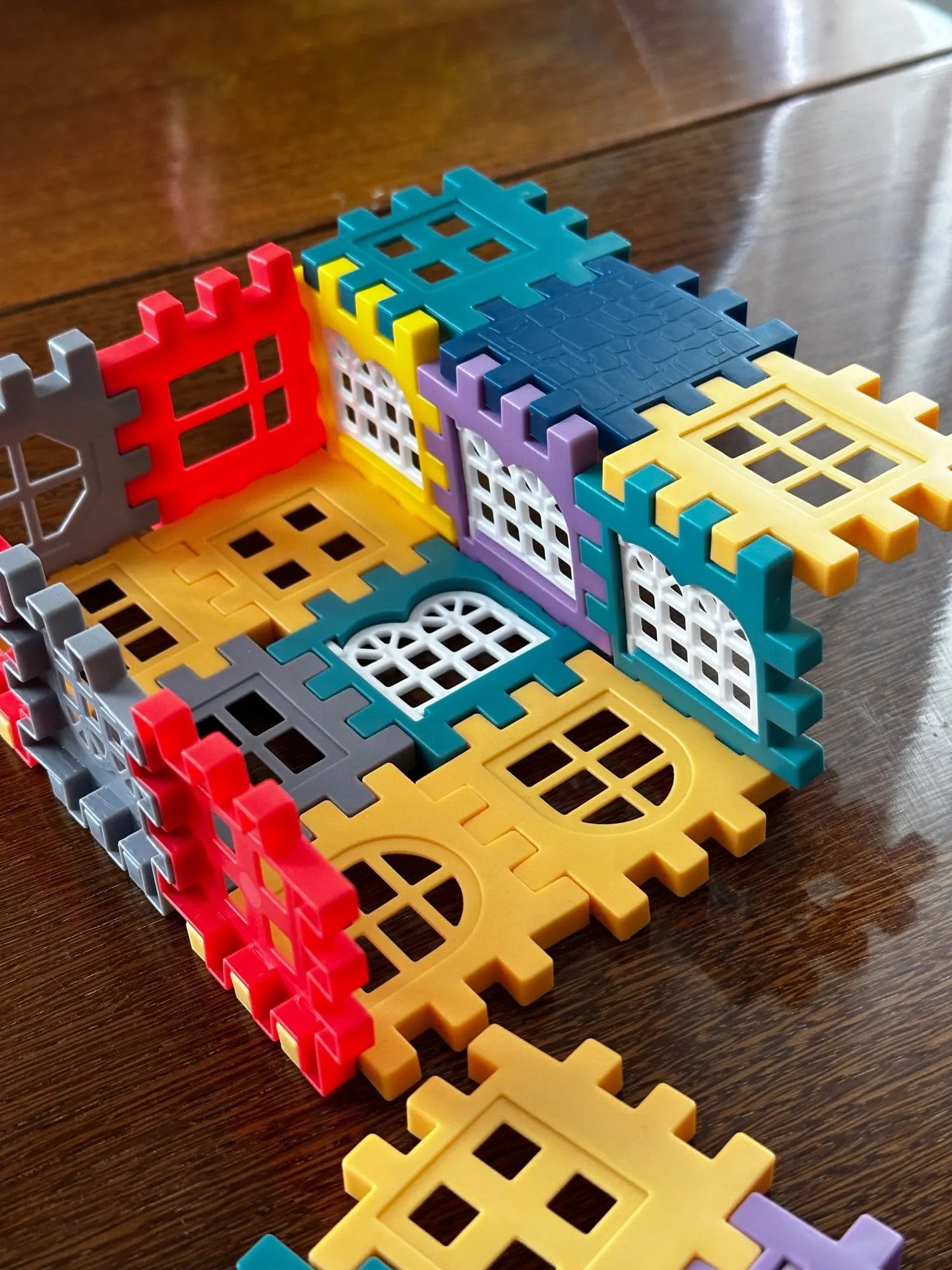 Building Block House with Plastic Block Assembly, Educational Construction Play, Without Batteries, Safe for Ages 3+