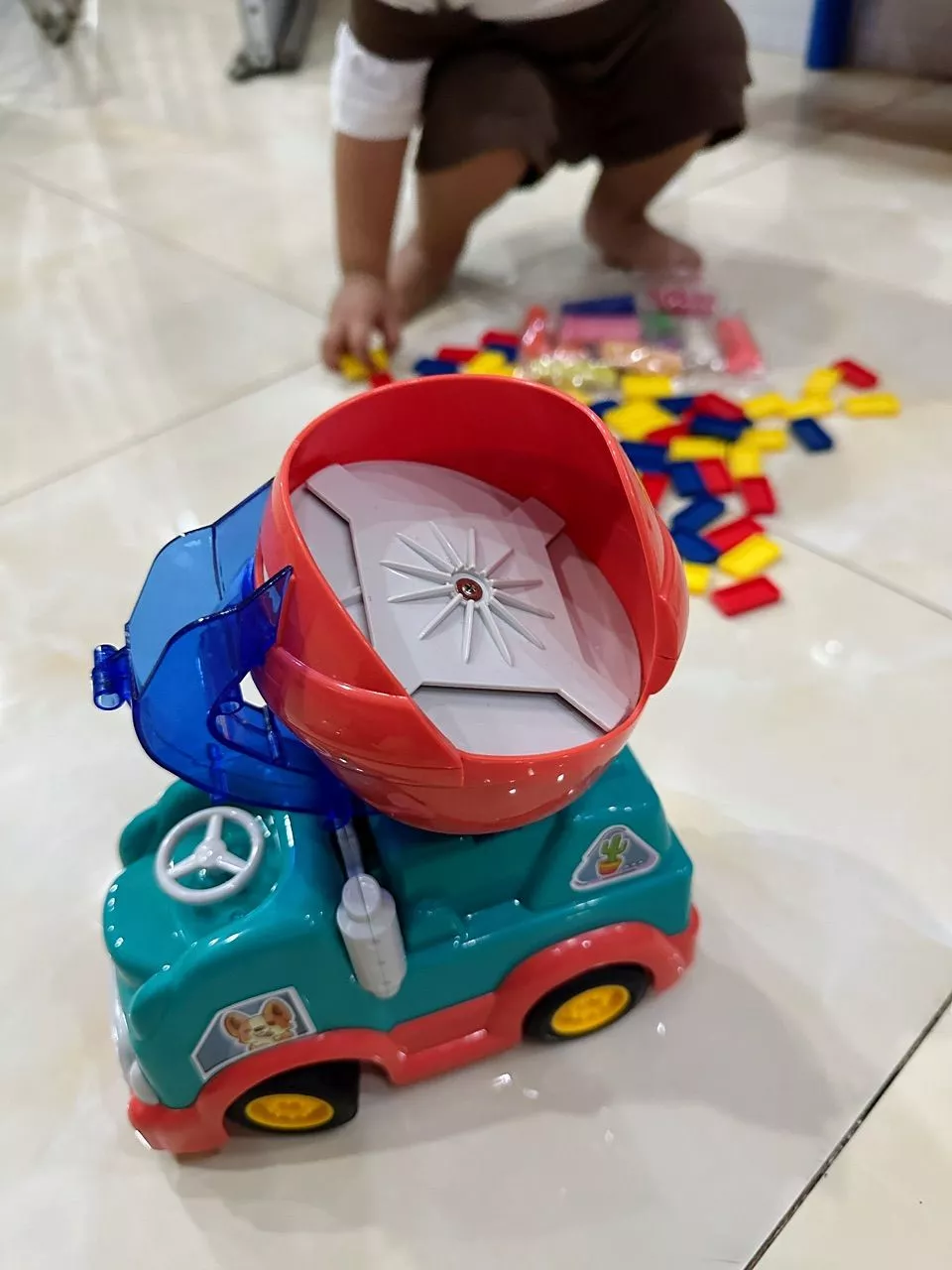 Creative Domino Train – Automatic Laying Domino Toy with Colorful Bricks, Safe for Ages 1+