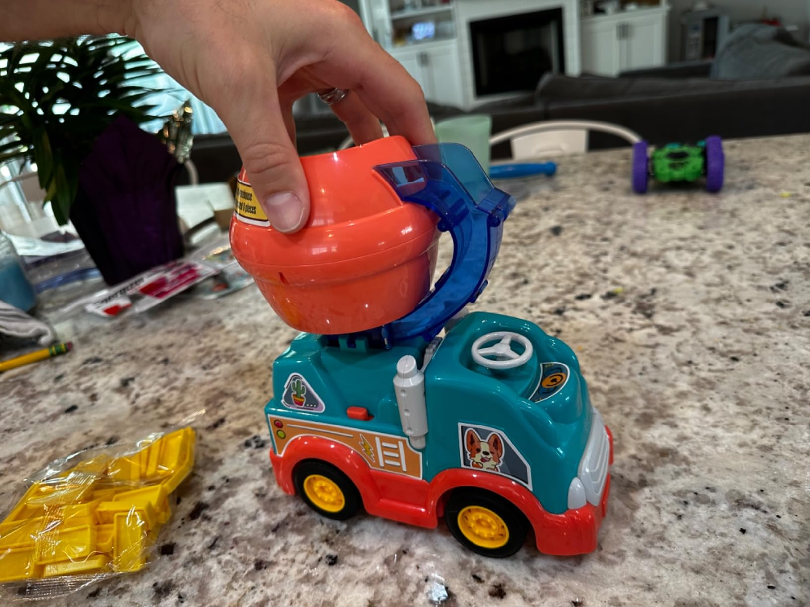Creative Domino Train – Automatic Laying Domino Toy with Colorful Bricks, Safe for Ages 1+