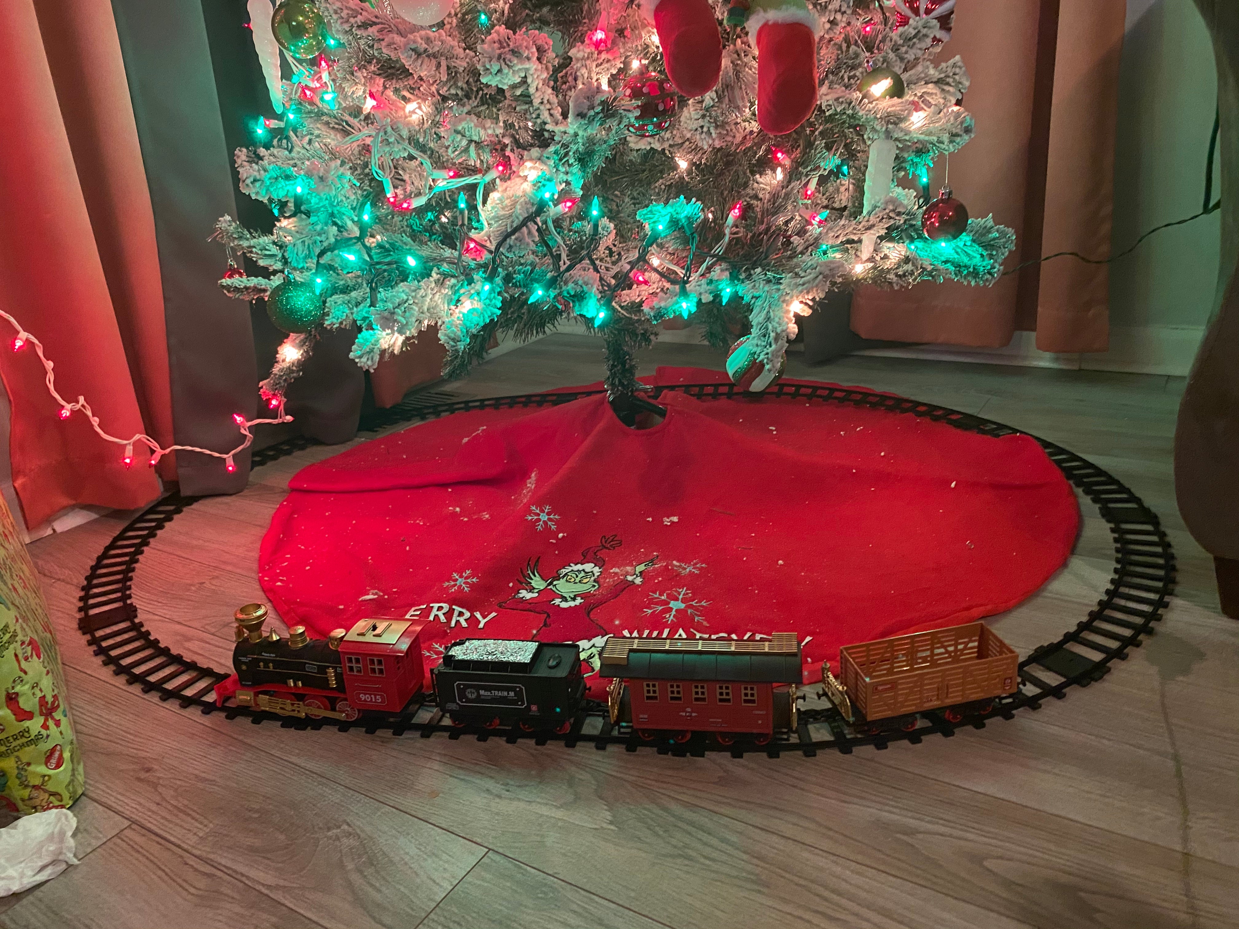 Electric Christmas Steam Train Set with Lights and Sounds, Toy Railway Decoration for Kids Under the Christmas Tree