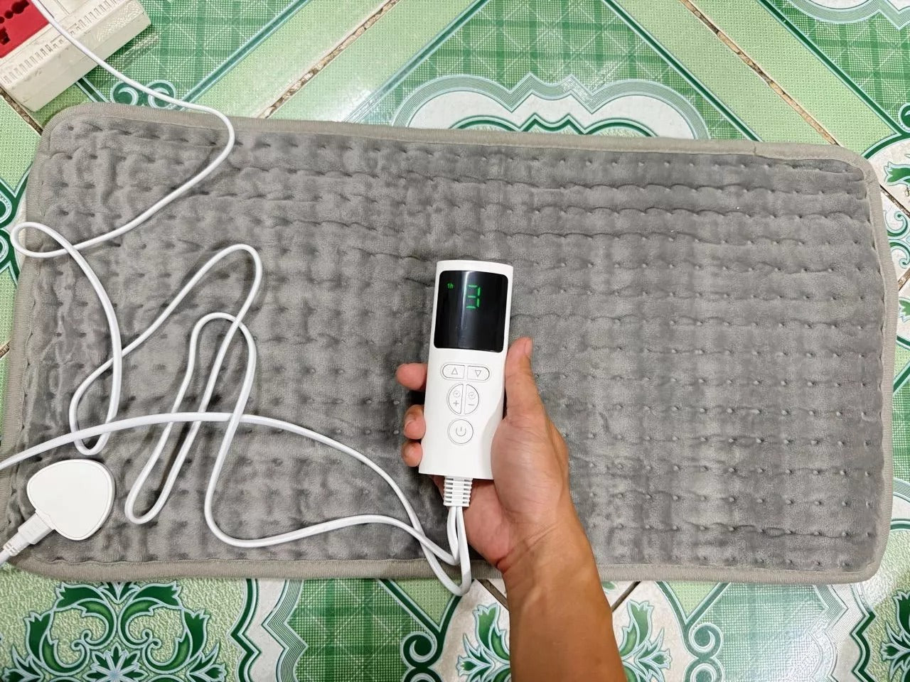 Electric Heating Pad with Controller, Safe Materials, Easy-to-Clean Design and Foldable Portability