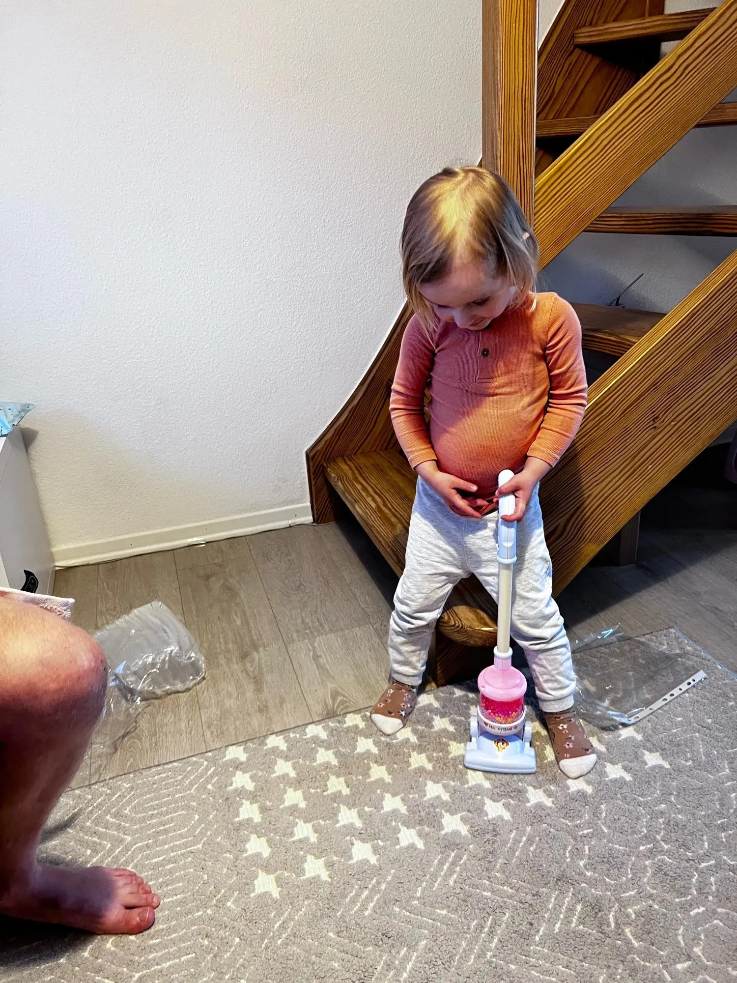 Electric Mini Vacuum Cleaner Toy with Flashing Lights, 90° Folding, Rotating Beads While Pushing, Safe for Ages 3+