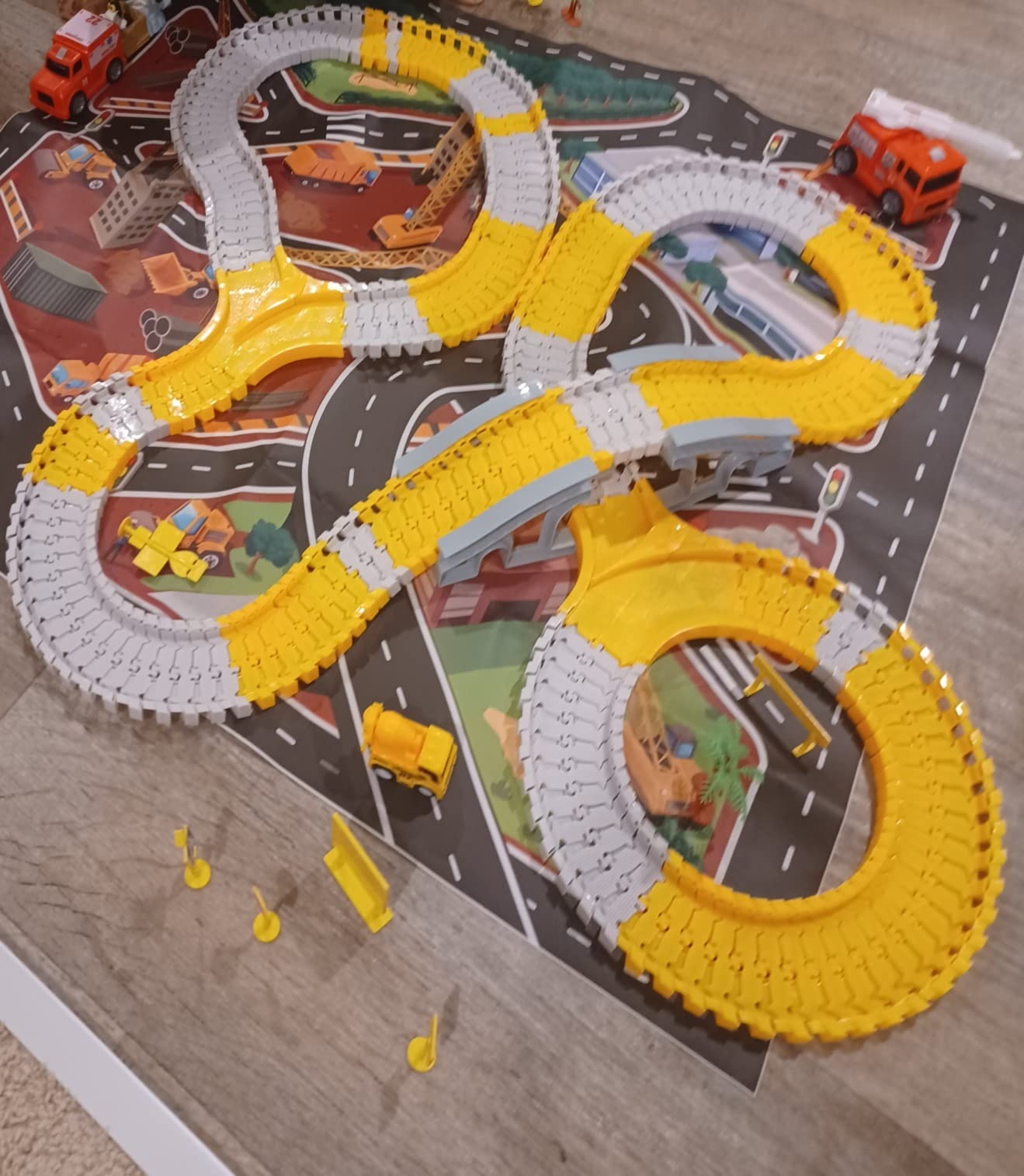 Expandable Raceway Playset for Creative Kids – Flexible Track System with DIY Bridge, Safe for Ages 3+