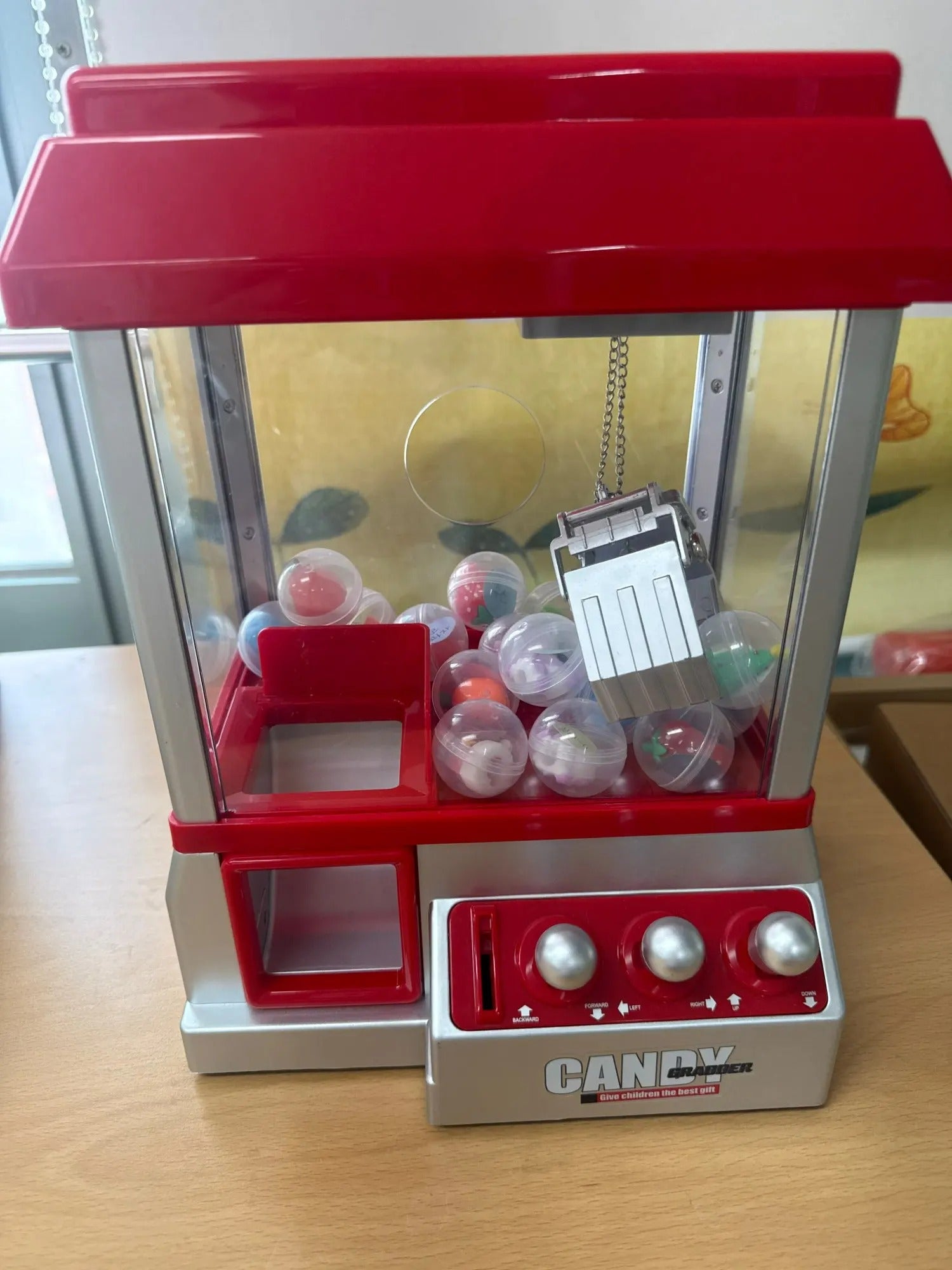 Miniature Candy Grabber with Manual Joystick Control, Retro Arcade Design, and Music & Sound Effects, Safe for Ages 3+
