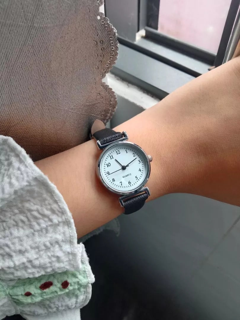 Minimalist Easy to Read Dial Leather Strap Quartz Watch – Classic Design with Time Adjustment Knob
