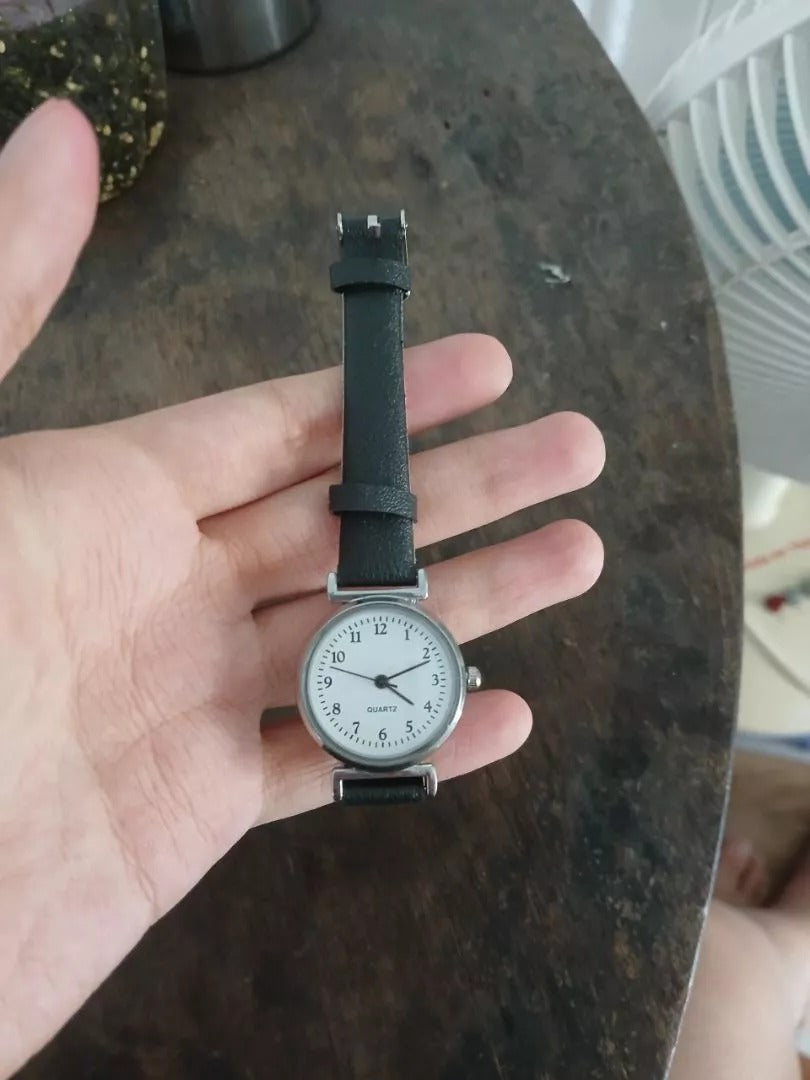 Minimalist Easy to Read Dial Leather Strap Quartz Watch – Classic Design with Time Adjustment Knob