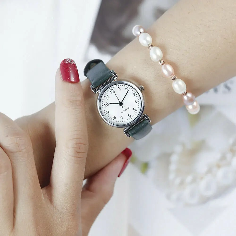 Minimalist Easy to Read Dial Leather Strap Quartz Watch – Classic Design with Time Adjustment Knob
