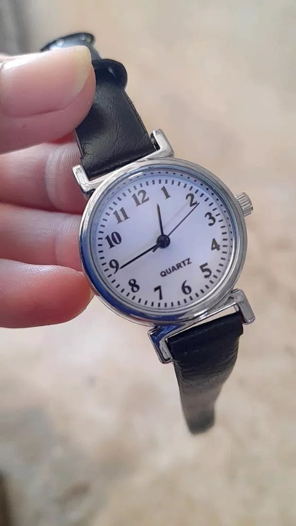 Minimalist Easy to Read Dial Leather Strap Quartz Watch – Classic Design with Time Adjustment Knob