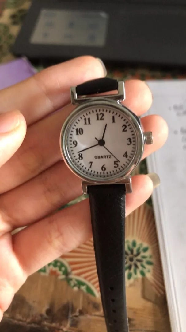 Minimalist Easy to Read Dial Leather Strap Quartz Watch – Classic Design with Time Adjustment Knob