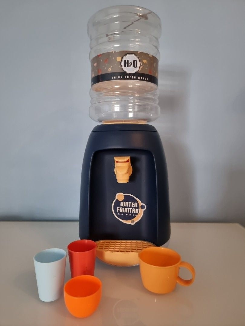 Montessori Mini Water Dispenser Toy Holds up to 1.8 Liters, Made of Non-Toxic ABS Plastic, Safe for Ages 3+