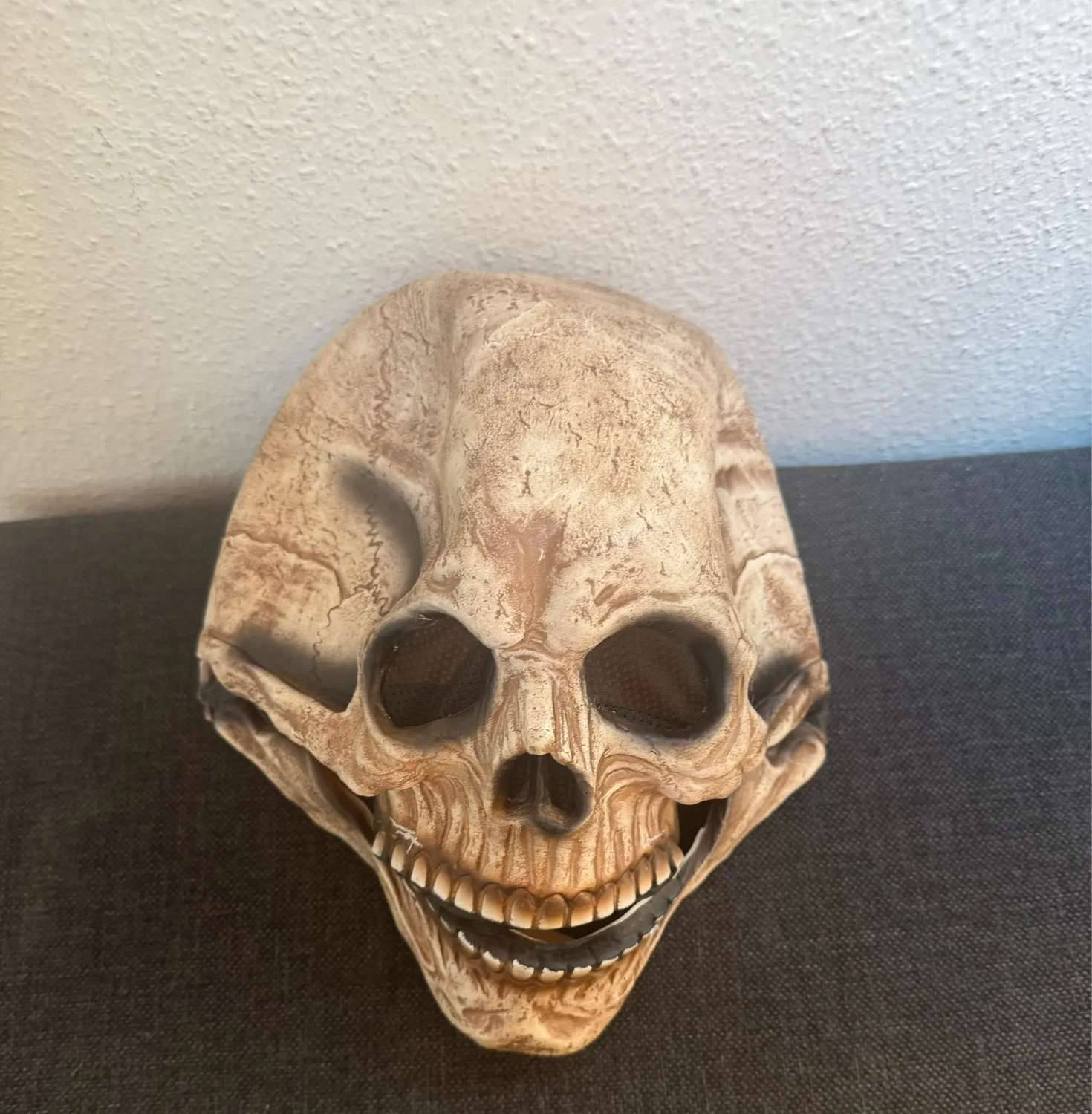 Movable Jaw Skull Mask for Halloween Party, Safe Material, Compact and Easy to Carry
