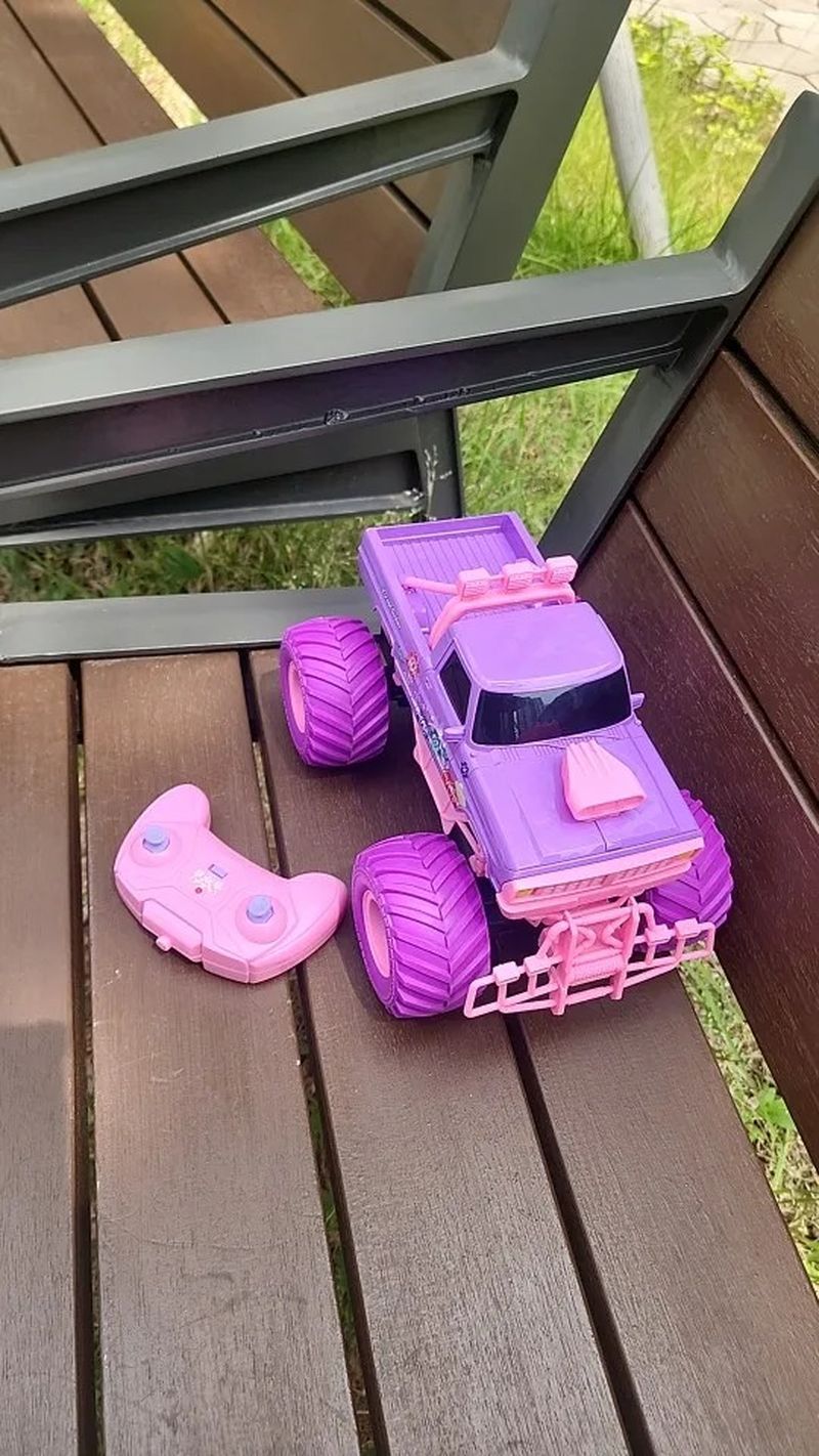 Pink RC Off-Road Car with 2.4GHz Remote Control and Built-in Battery – Safe for Ages 6+