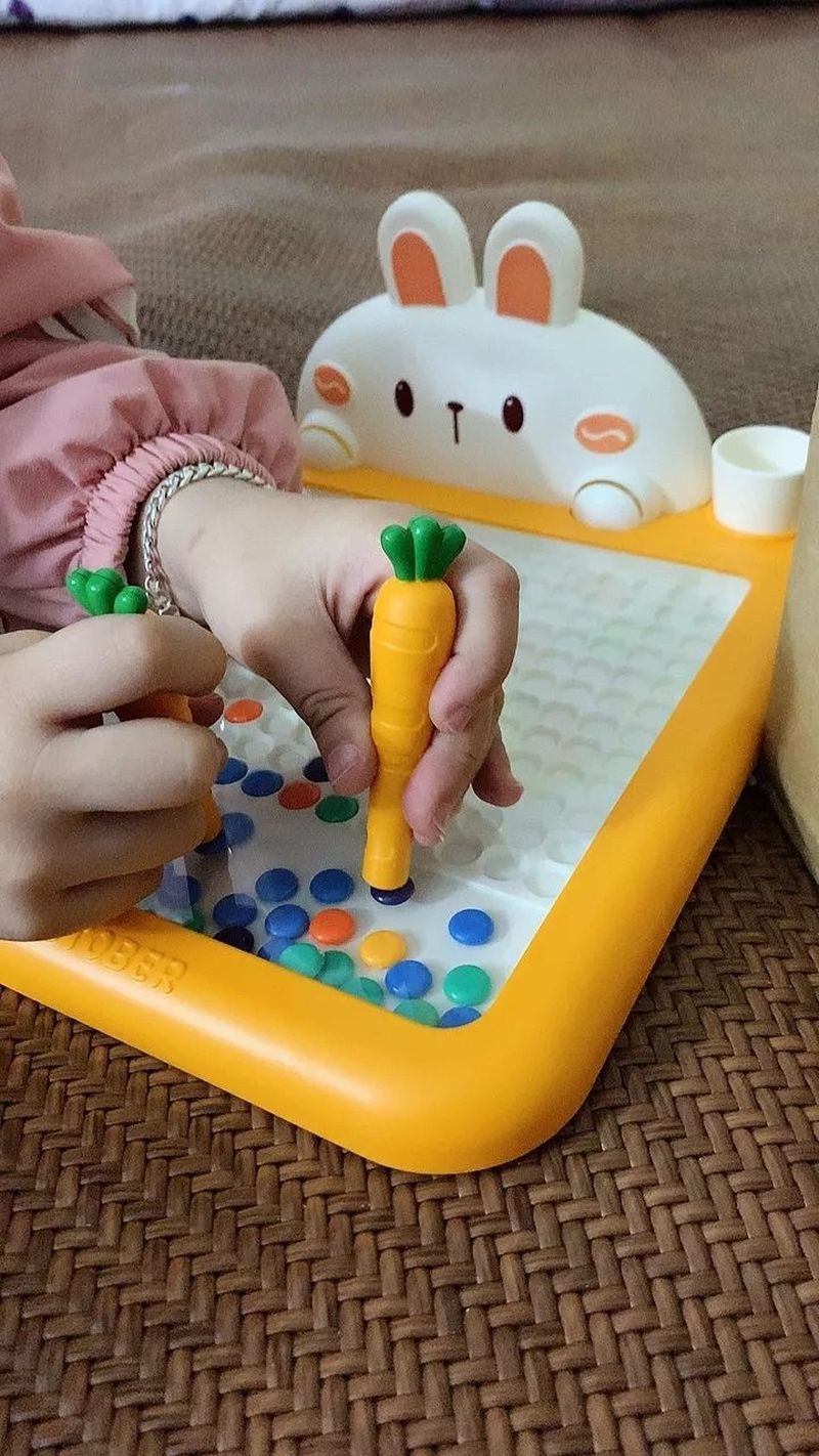 Rabbit Magnetic Drawing Board with Carrot-Shaped Magnetic Pen, Compact & Portable, Safe for Ages 3+