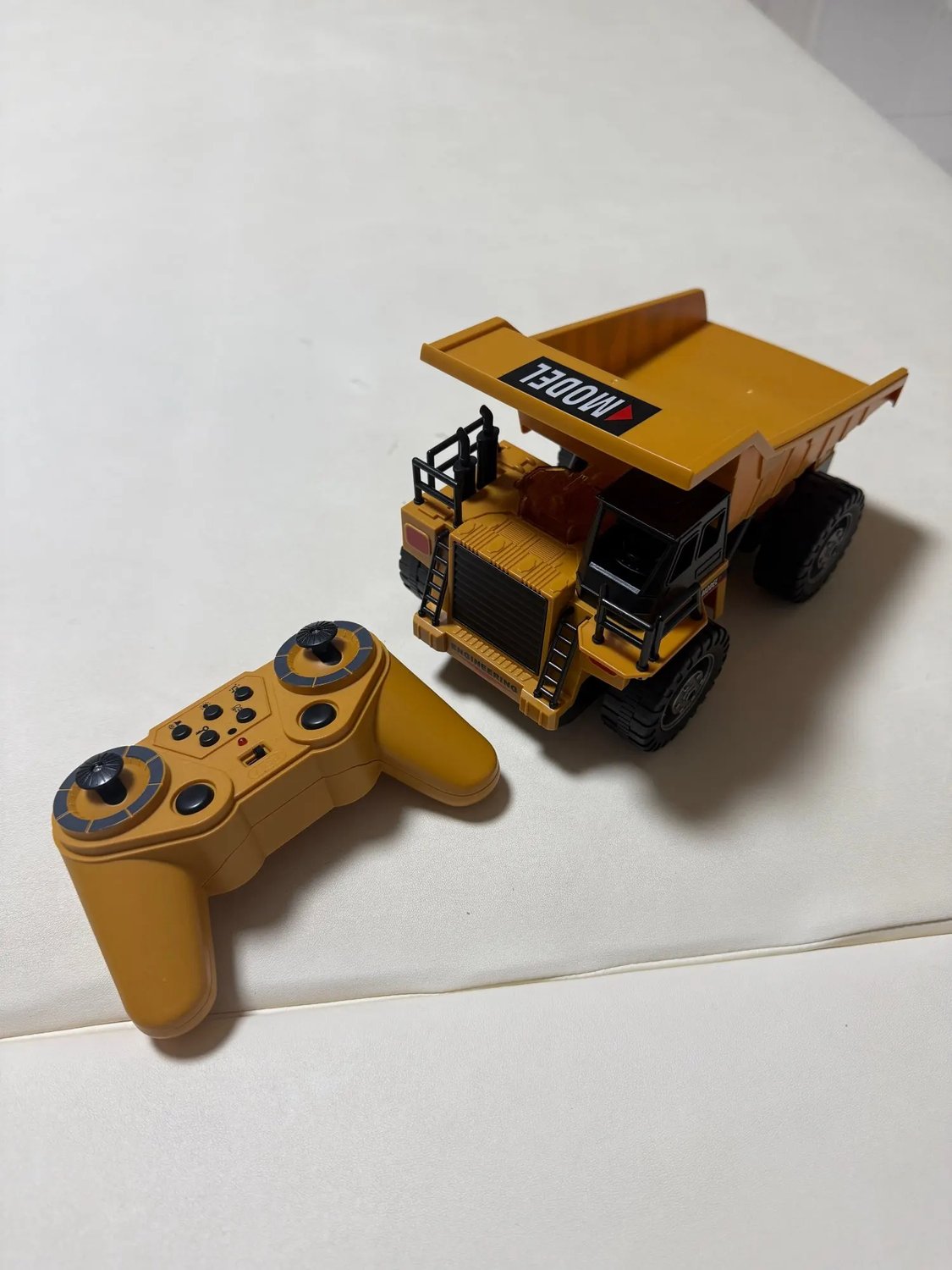 Remote Control Excavator Dump Truck, 360° Rotation, Dump Bed Lifting, All-Terrain Play, Realistic Sound & Lights, Safe for Kids 3+