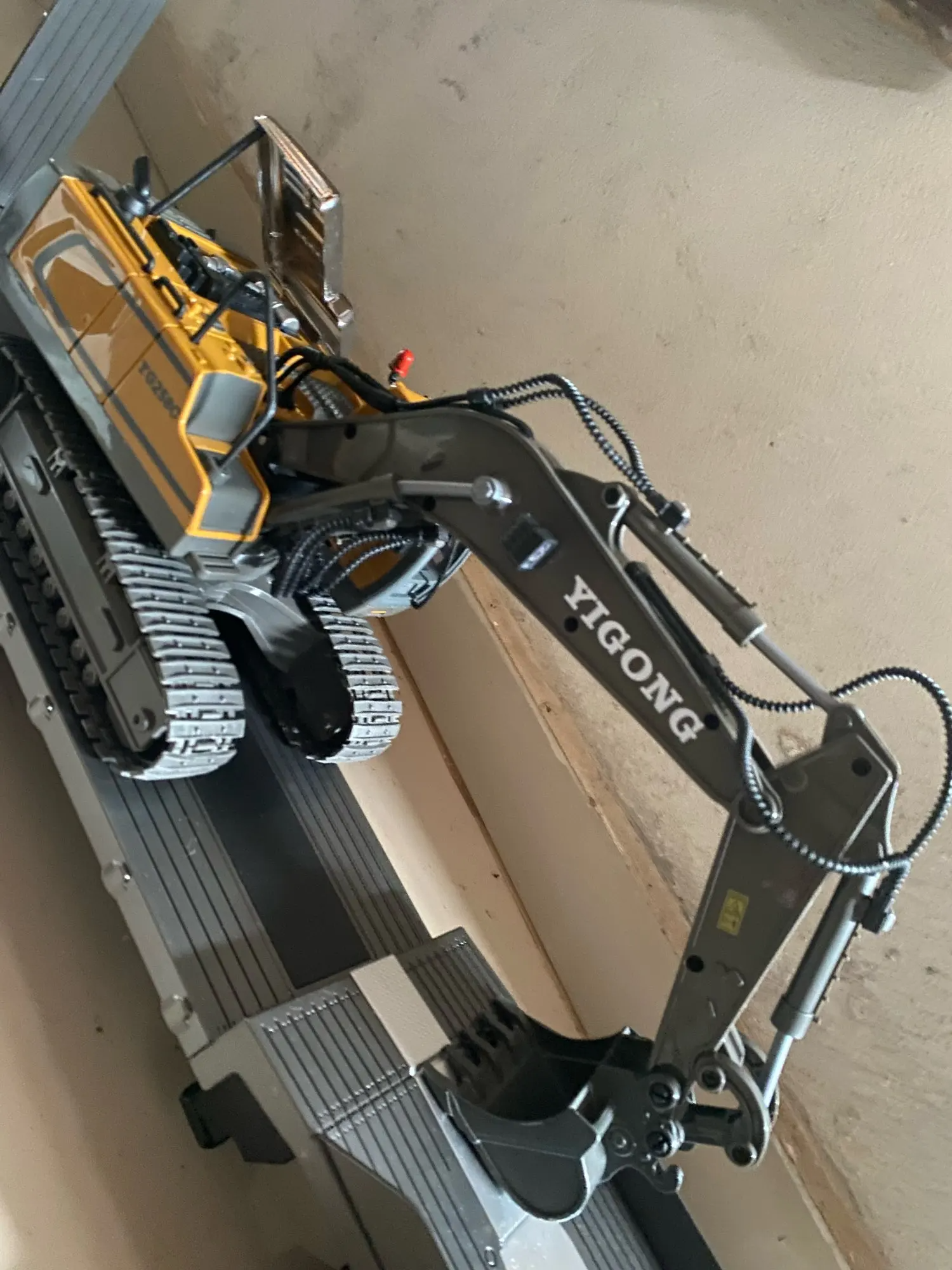 Remote Control Excavator Toy – Realistic RC Construction Fun, Safe for Ages 3+