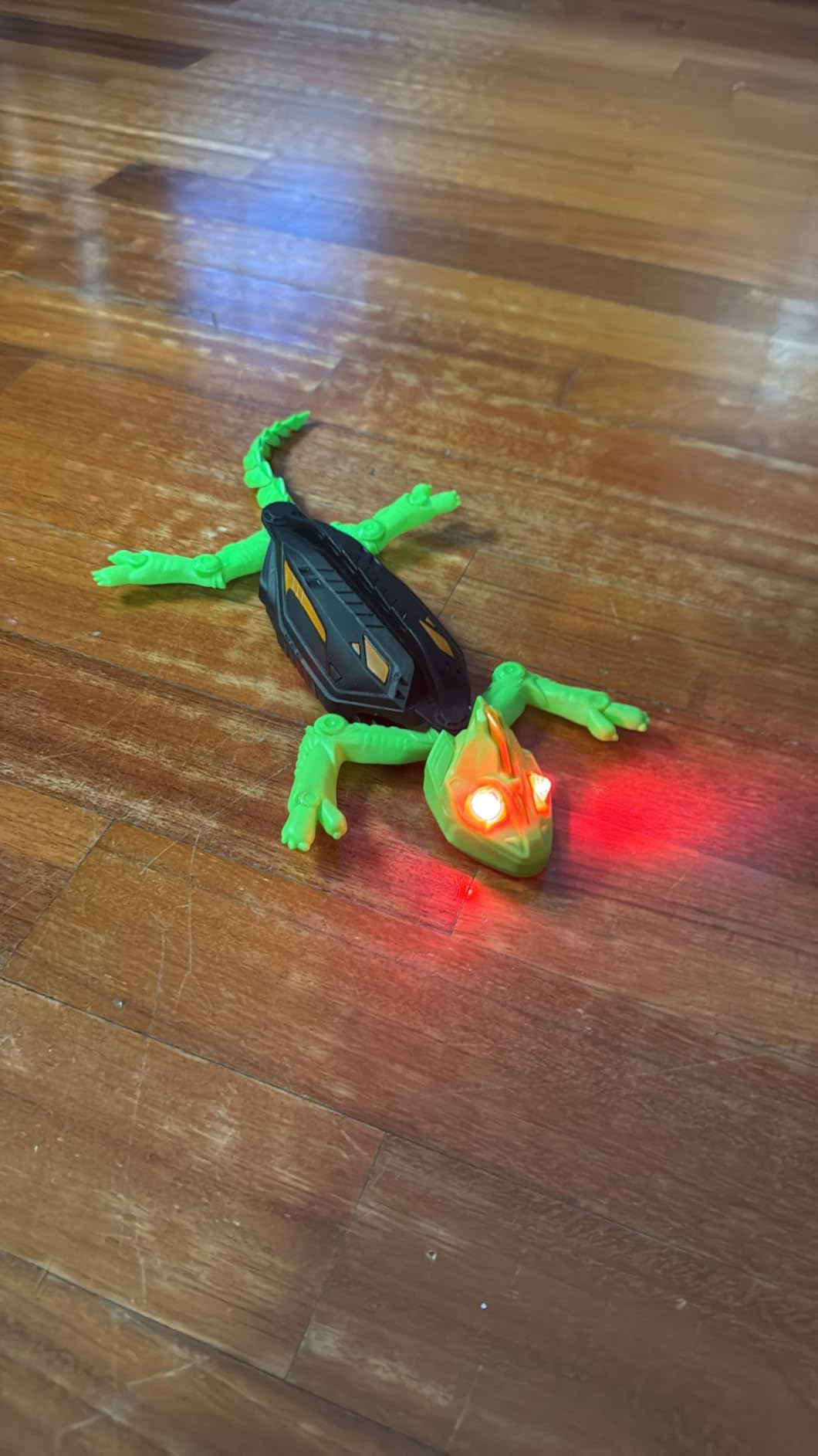 Remote Control Lizard Climbs Walls, LED Eye Lights, USB Charging, Safe for Ages 3+