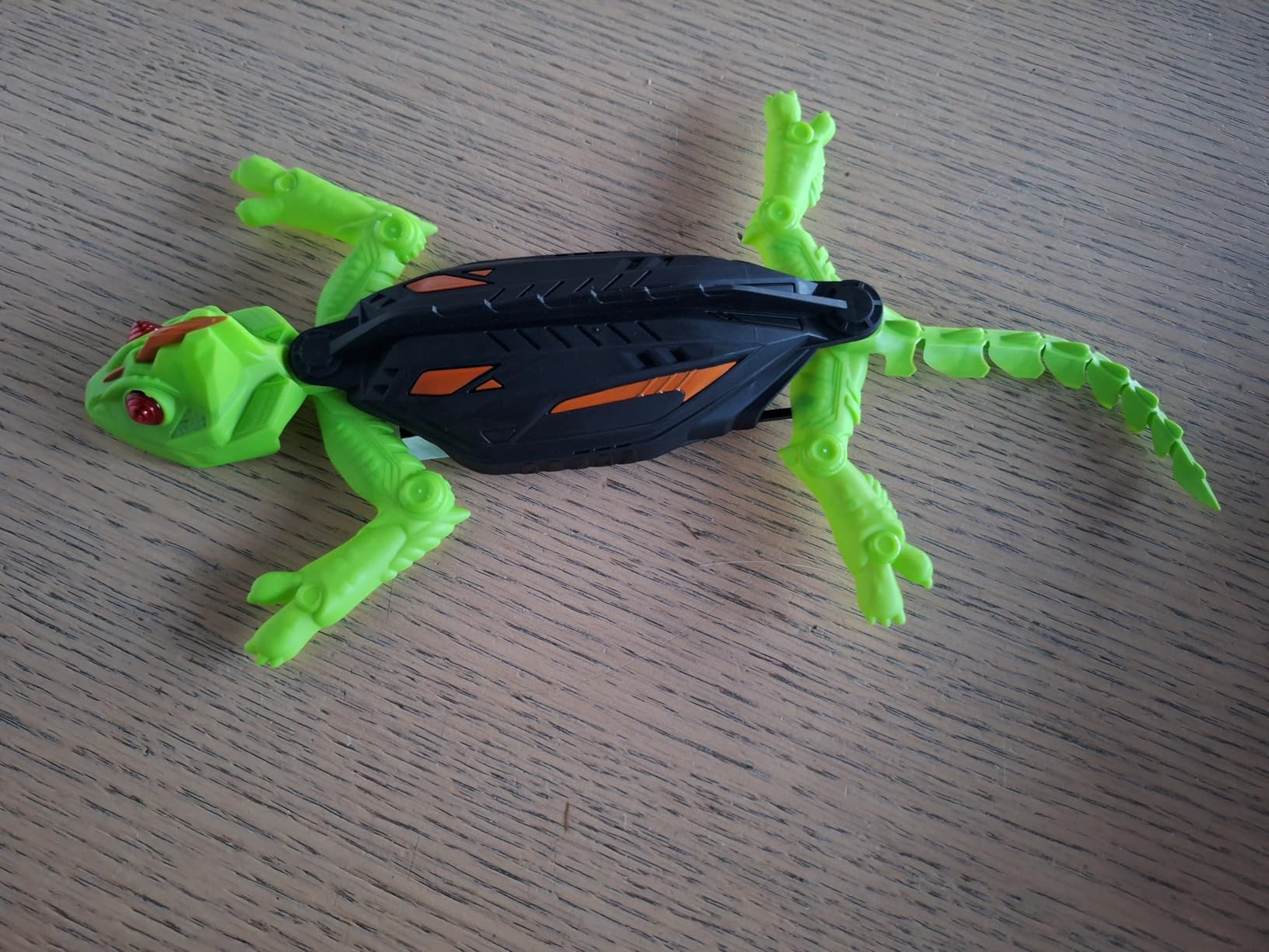 Remote Control Lizard Climbs Walls, LED Eye Lights, USB Charging, Safe for Ages 3+