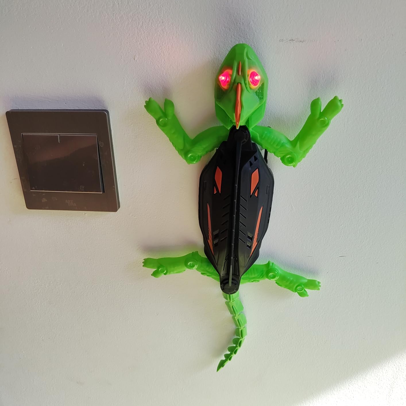 Remote Control Lizard Climbs Walls, LED Eye Lights, USB Charging, Safe for Ages 3+