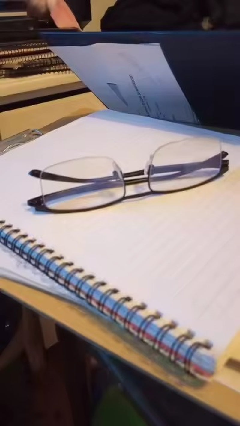 Smart Progressive Reading Glasses with Multi-Zone Lenses – Lightweight Anti-Glare Design for Clear Vision