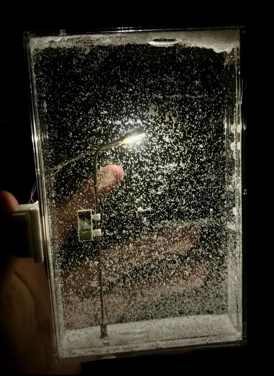 Snowy Scene Night Lights – DIY Christmas Street Lamp with Flowing Snow Effect for Magical Holiday Desktop Décor