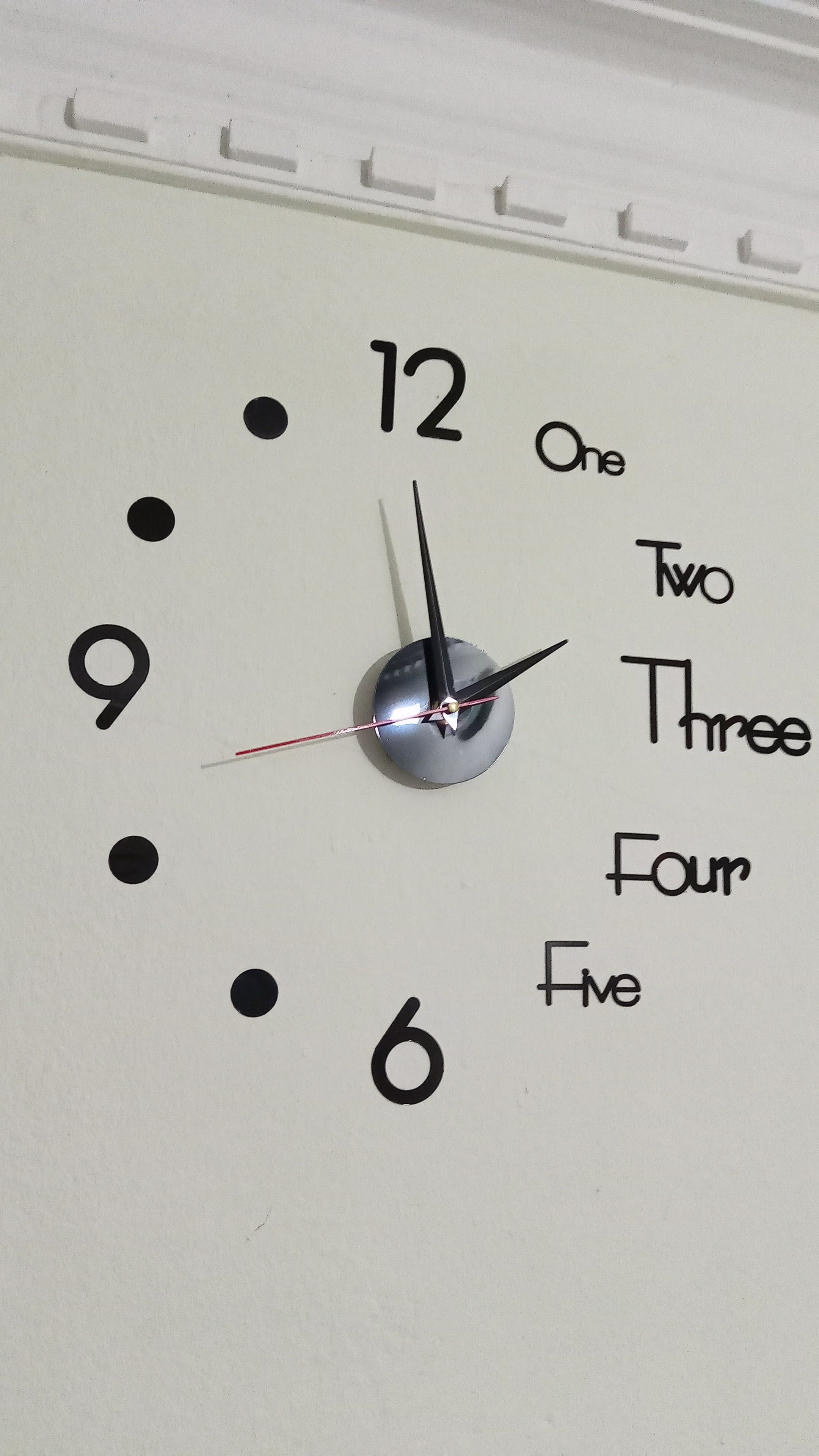 Wall Clock with Quartz Mechanism With Glow-in-the-Dark, Silent Sweep, Adjustable Layout, Easy to Install