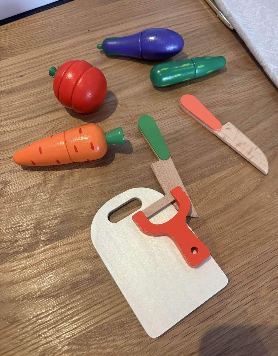 Wooden Fruit Vegetable Toys with Multiple, Cuttable Pieces, Simulating Kitchen - Safe for Ages 3+