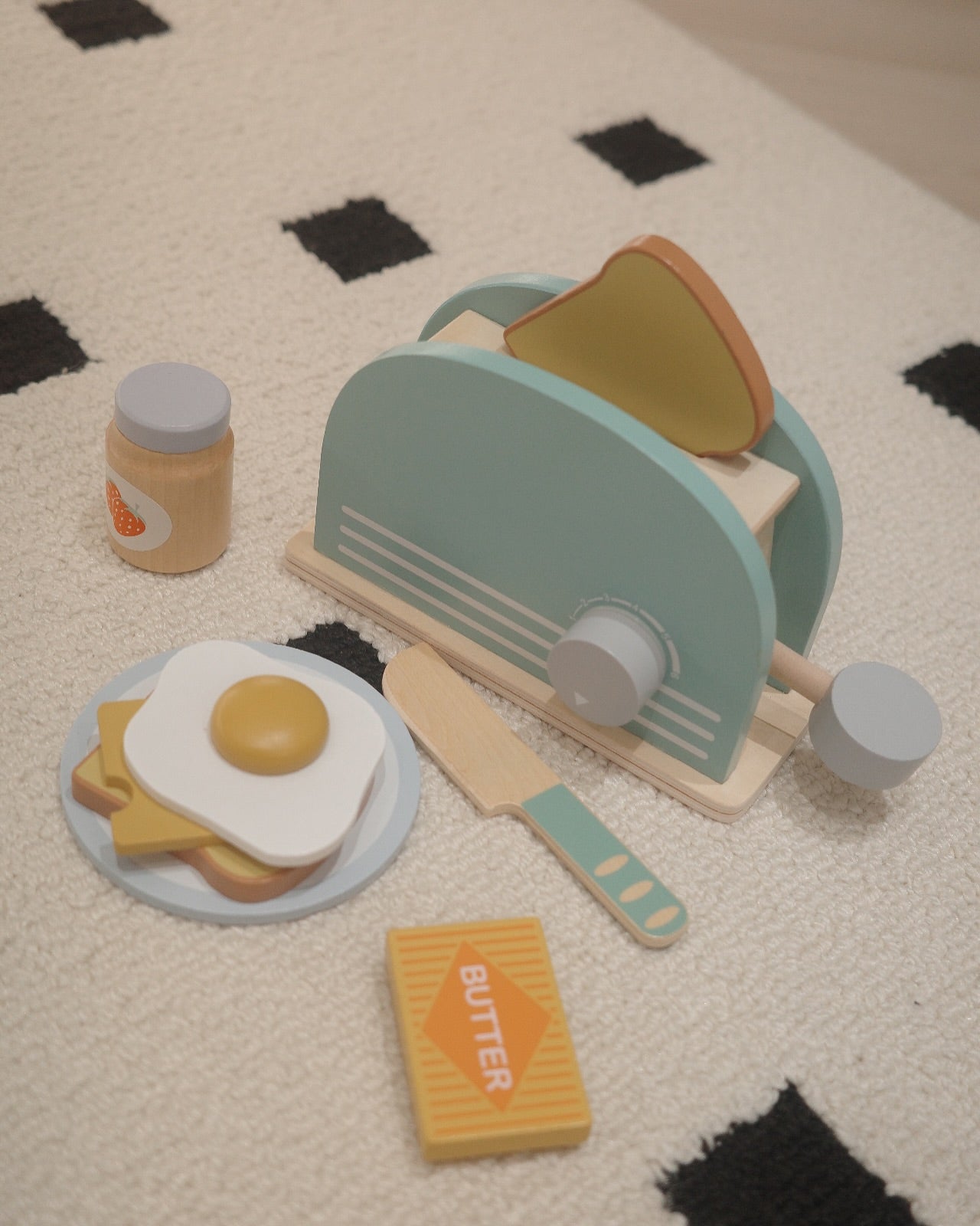 Wooden Toaster Toy with Various Accessories, Simulating Realistic Baking, Safe for Ages 3+.