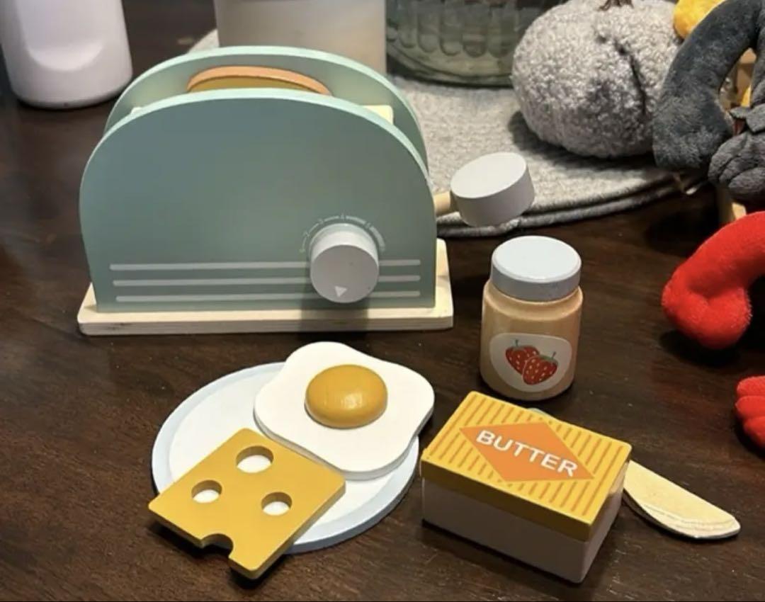 Wooden Toaster Toy with Various Accessories, Simulating Realistic Baking, Safe for Ages 3+.