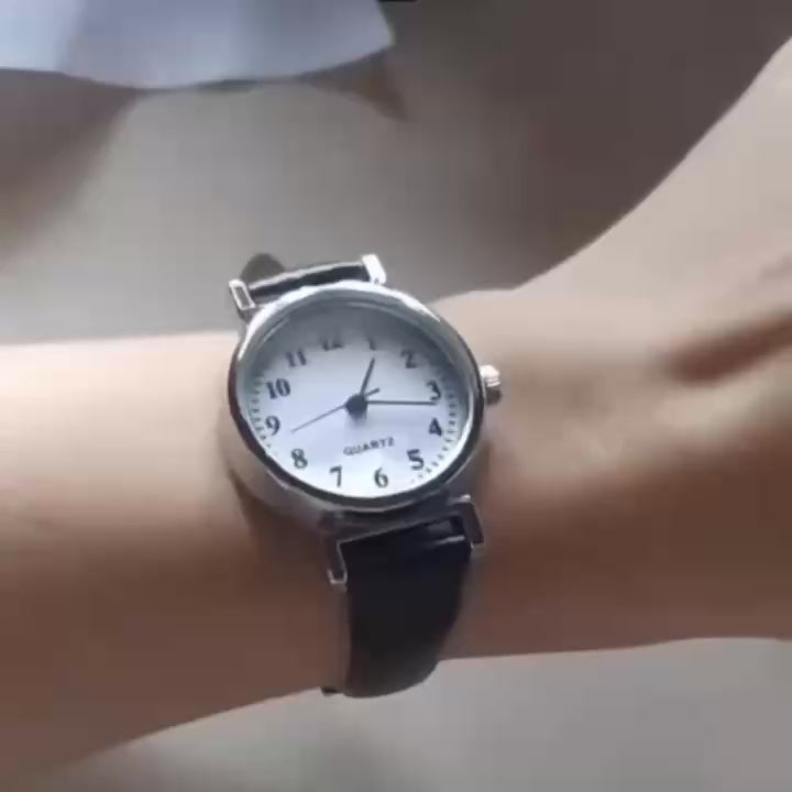 Minimalist Easy to Read Dial Leather Strap Quartz Watch – Classic Design with Time Adjustment Knob